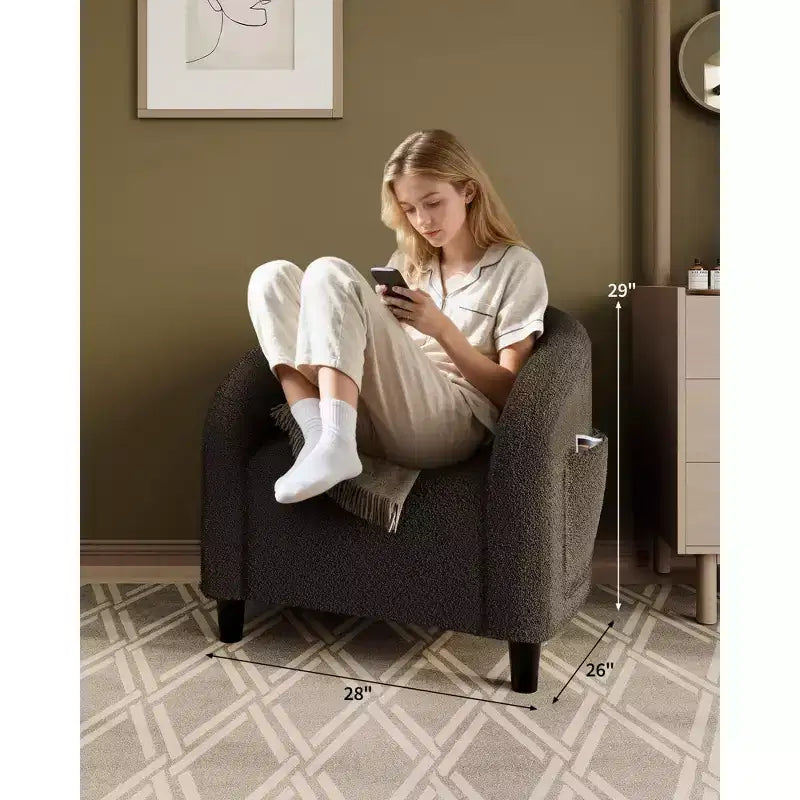 Poltrona a barilotto in tessuto bouclé nei colori nero/grigio scuro/bianco/giallo, con seduta singola