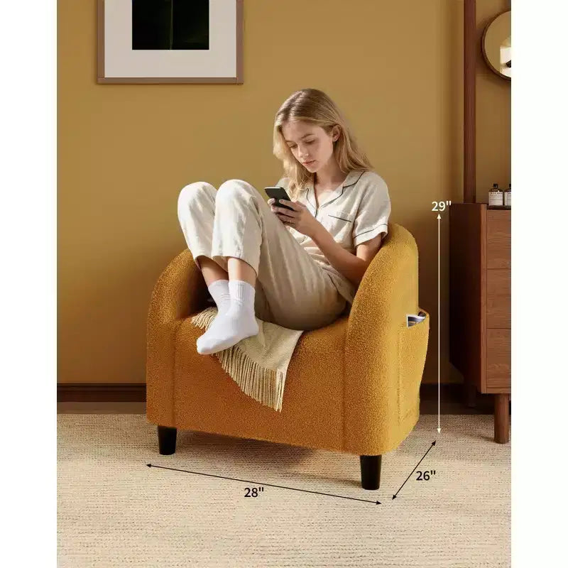 Poltrona a barilotto in tessuto bouclé nei colori nero/grigio scuro/bianco/giallo, con seduta singola